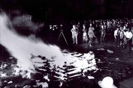 På bilden bränns judiska böcker. Nazisterna ville se till att judiska idéer inte spreds