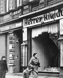 En judisk affär har förstörts under Kristallnatten