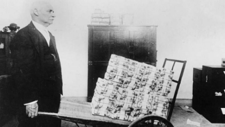 Inflation innebär att värdet på valutan minskar